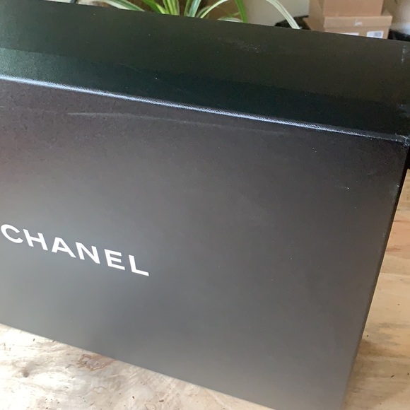 CHANEL Shoe/Giftbox - Large - Picture 7 of 8
